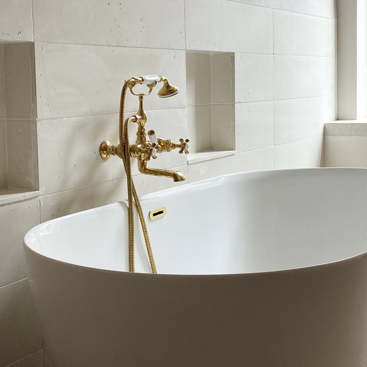 Happy Saturday! We can't get enough of the gold hardware in our ongoing loft project from @waterworks

#waterworks #goldhardware #bathroomdetails #bathroomrenovation #bathtub