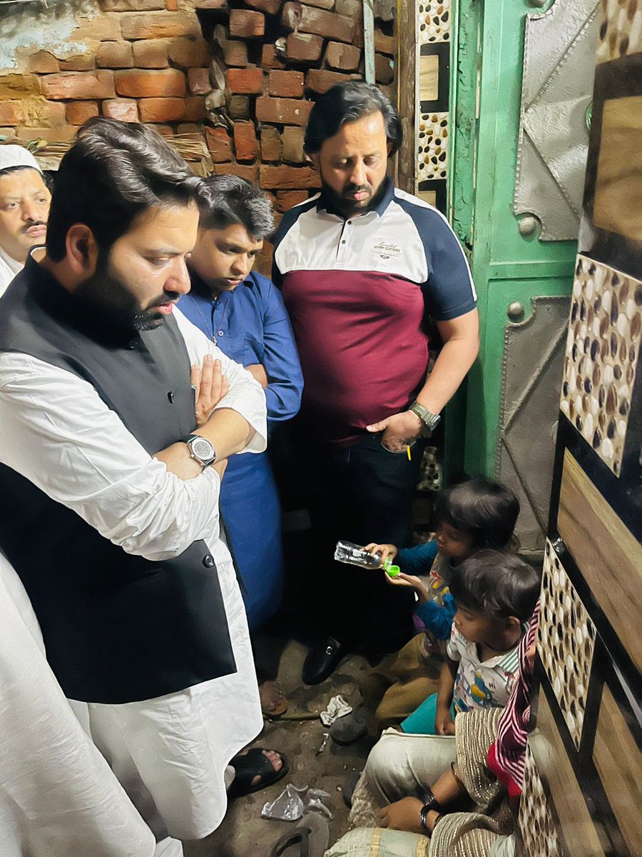 AapDipakhindust's tweet photo. शास्त्री पार्क में बुलंद मस्जिद इलाके में जो हुए दर्दनाक दुर्घटना हादसा जिसमें 6 लोगों की जान चली गई
माननीय मुख्यमंत्री @ArvindKejriwalजी के निर्देश पर   डिप्टी मेयर @AaleyIqbal  वहां पहुंचे @AamAadmiParty दिल्ली सरकार की तरफ से भरोसा दिया कि हर संभव मदद की जाएगी
@AdilKhanAAP https://t.co/Ow1aIFsu9B