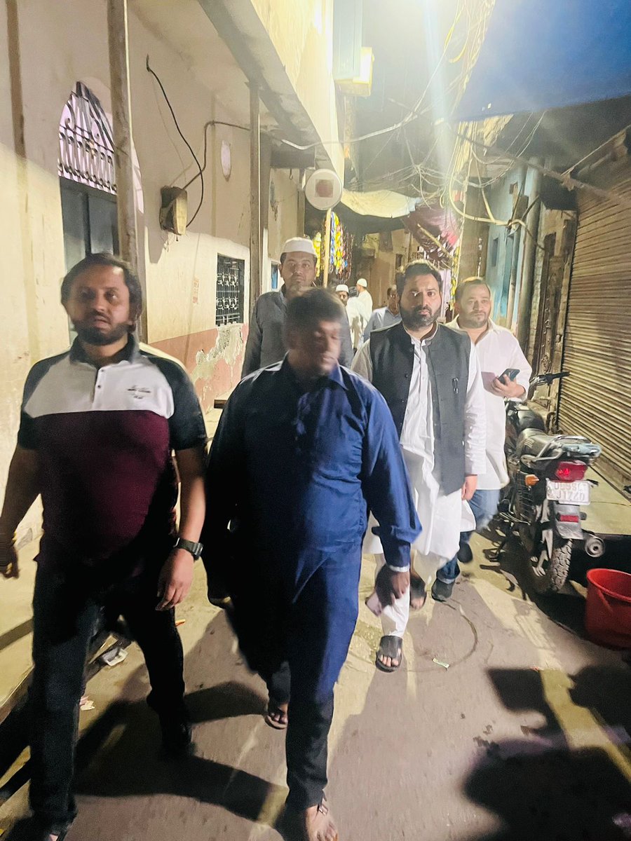 AapDipakhindust's tweet photo. शास्त्री पार्क में बुलंद मस्जिद इलाके में जो हुए दर्दनाक दुर्घटना हादसा जिसमें 6 लोगों की जान चली गई
माननीय मुख्यमंत्री @ArvindKejriwalजी के निर्देश पर   डिप्टी मेयर @AaleyIqbal  वहां पहुंचे @AamAadmiParty दिल्ली सरकार की तरफ से भरोसा दिया कि हर संभव मदद की जाएगी
@AdilKhanAAP https://t.co/Ow1aIFsu9B