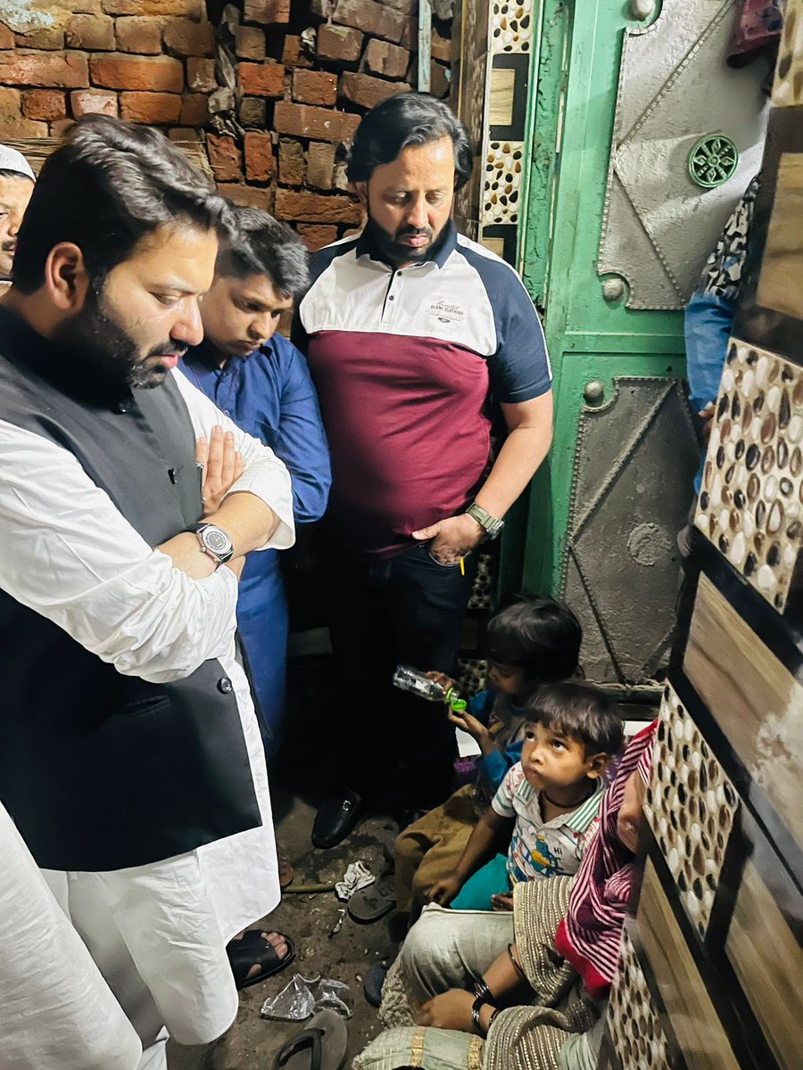 AapDipakhindust's tweet photo. शास्त्री पार्क में बुलंद मस्जिद इलाके में जो हुए दर्दनाक दुर्घटना हादसा जिसमें 6 लोगों की जान चली गई
माननीय मुख्यमंत्री @ArvindKejriwalजी के निर्देश पर   डिप्टी मेयर @AaleyIqbal  वहां पहुंचे @AamAadmiParty दिल्ली सरकार की तरफ से भरोसा दिया कि हर संभव मदद की जाएगी
@AdilKhanAAP https://t.co/Ow1aIFsu9B
