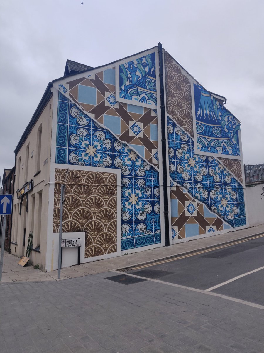 ClareC_Chapman's tweet photo. Little wander around #Mabgate this afternoon to take a look at @addfuel's new mural ECHOES.  Inspired by the world famous #Burmantofts potteries that once operated in the city. A reminder of the rich history of ceramics in #Leeds🏺 @EastStreetArts @LEEDS_2023 #ACityLessGrey https://t.co/fjZWlko9WF