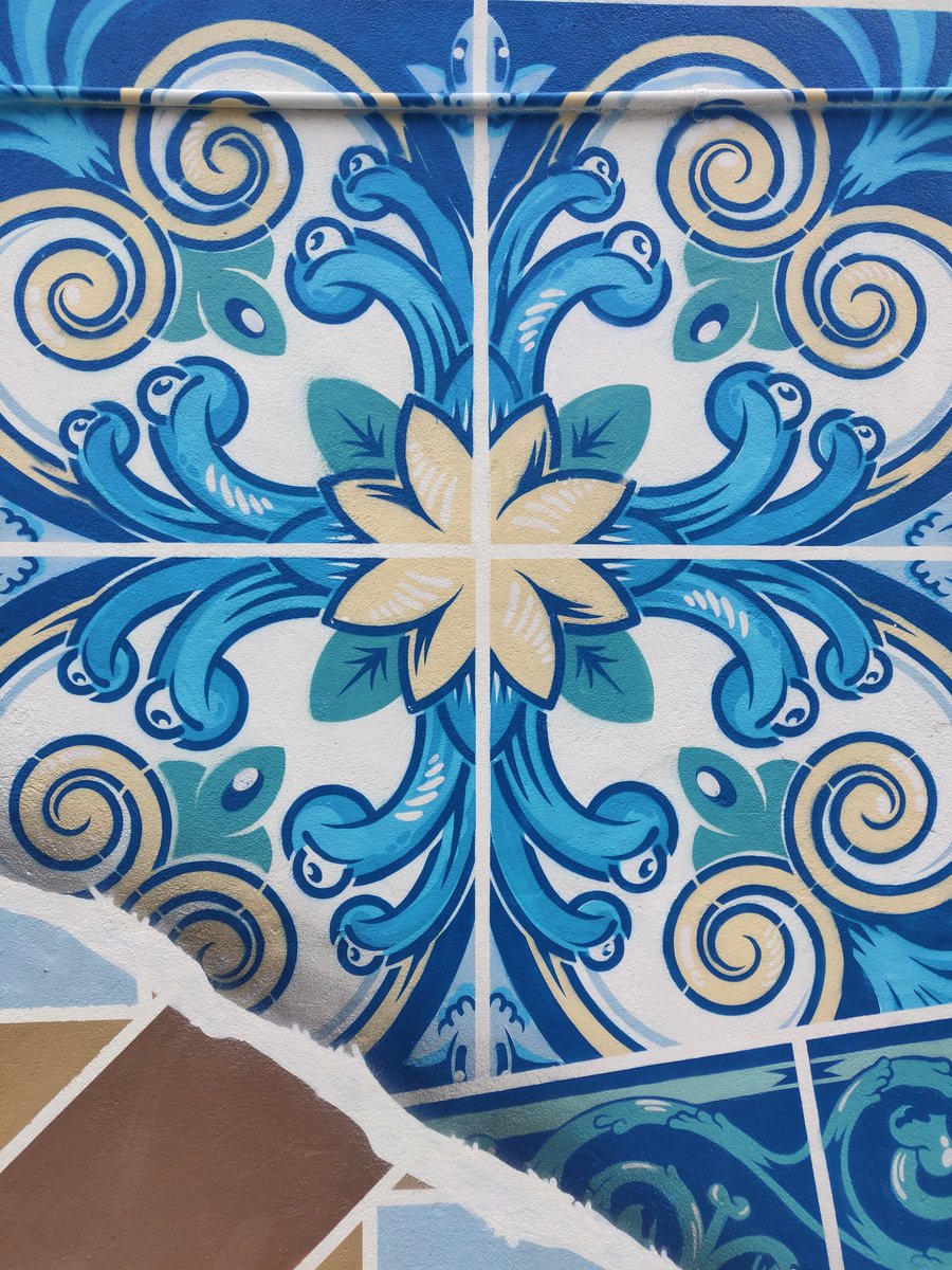 ClareC_Chapman's tweet photo. Little wander around #Mabgate this afternoon to take a look at @addfuel's new mural ECHOES.  Inspired by the world famous #Burmantofts potteries that once operated in the city. A reminder of the rich history of ceramics in #Leeds🏺 @EastStreetArts @LEEDS_2023 #ACityLessGrey https://t.co/fjZWlko9WF