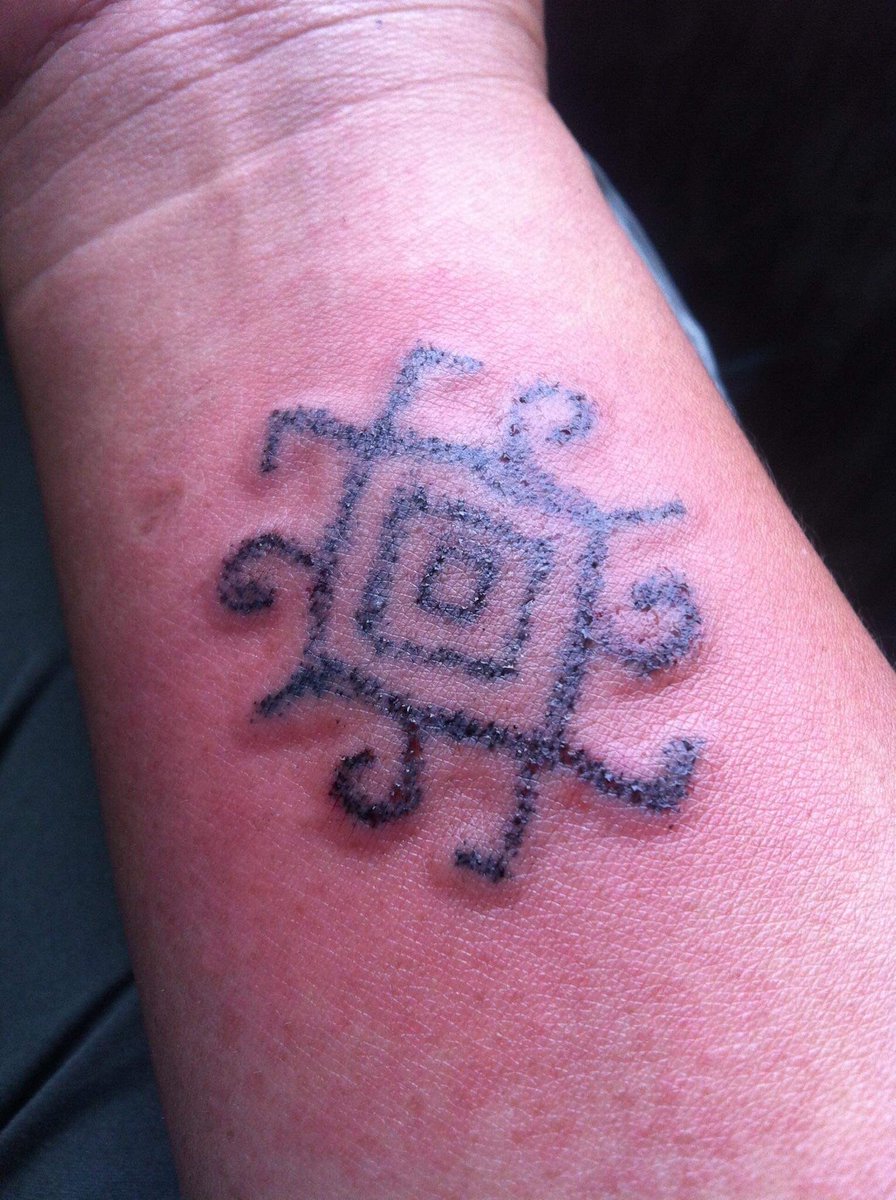 BLue_Tyline's tweet photo. It was such a privilege and honor to get inked by THE Apo Wang-Od. Definitely an experience that's one for the books, forever. Thanks @floca10 for the surprise magazine namin ni @taynibabols Love it bro #ApoWhangOd #batok #2015 #2017 #1st #April #2023 https://t.co/imvU0yBBQ9