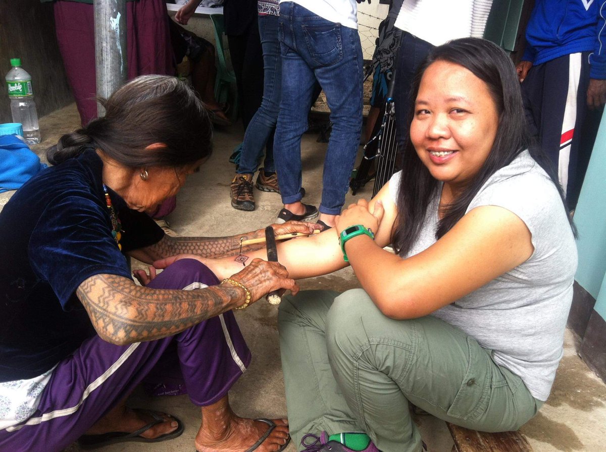 BLue_Tyline's tweet photo. It was such a privilege and honor to get inked by THE Apo Wang-Od. Definitely an experience that's one for the books, forever. Thanks @floca10 for the surprise magazine namin ni @taynibabols Love it bro #ApoWhangOd #batok #2015 #2017 #1st #April #2023 https://t.co/imvU0yBBQ9
