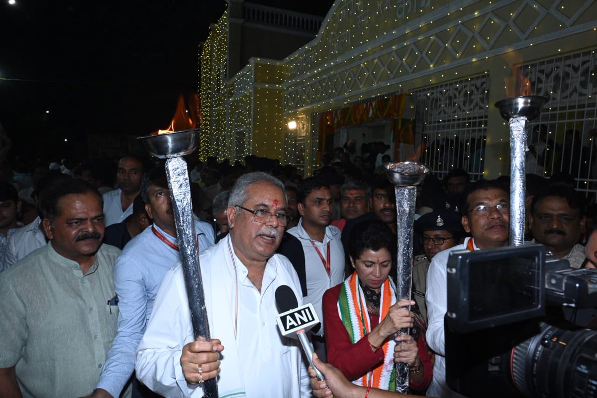 INCChhattisgarh's tweet photo. देश के लोकतांत्रिक मूल्य��ं को कुचलने को आतुर ताना-शाह मोदी सरकार की नीतियों के खिलाफ छत्तीसगढ़ प्रभारी @kumari_selja जी, मुख्यमंत्री @bhupeshbaghel जी, प्रदेश अध्यक्ष @MohanMarkamPCC जी के नेतृत्व में कांग्रेस जनों ने "लोकतंत्र बचाओ मशाल शांति मार्च" निकाला।

"डरो मत" https://t.co/CxWKpGm9dr