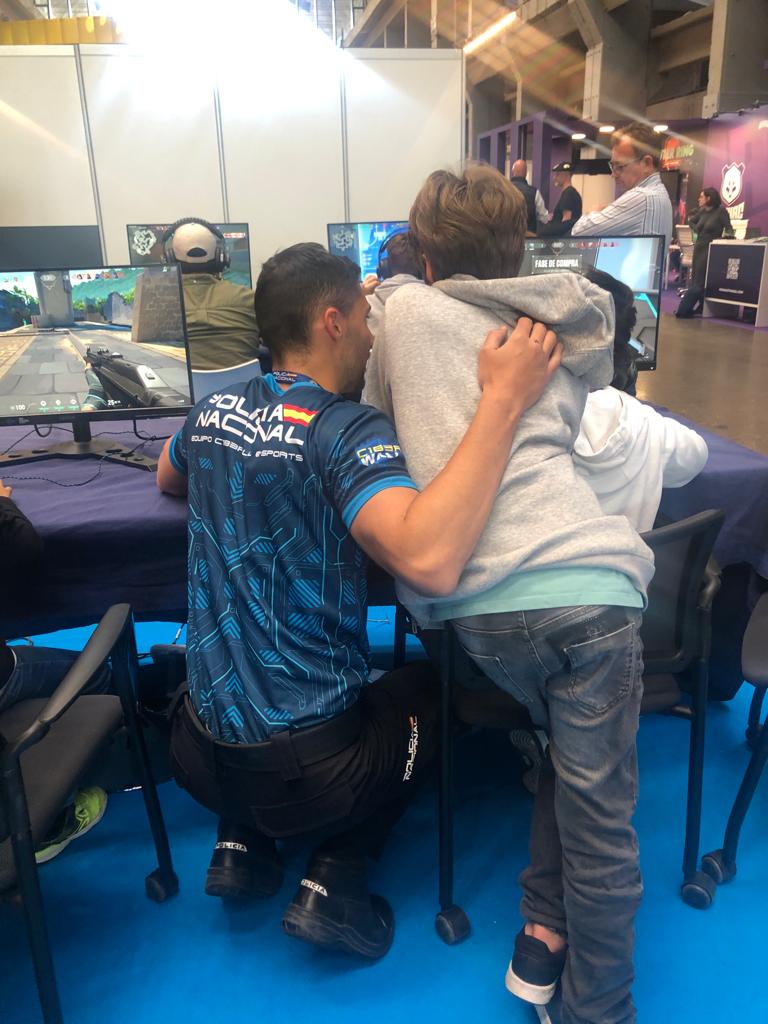 Qué importante es tener siempre alguien que te cuide, que te aconseje y que te ayude en caso de necesitarlo. 
Da igual que sea en la vida física o en la virtual, ambas tienen riesgos que debemos conocer para evitar ser víctimas de delincuentes. 
Equipo #esports de <a href="/policia/">Policía Nacional</a>