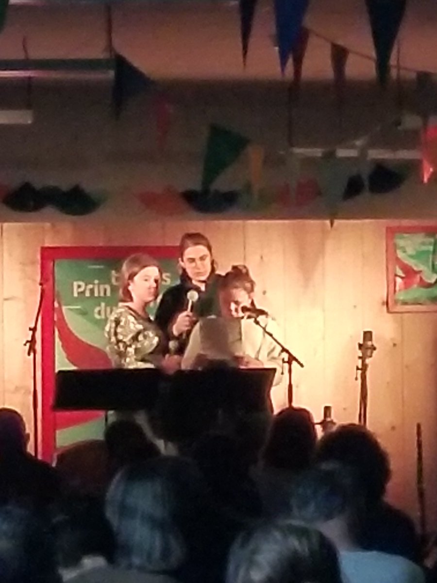 En direct de la scène ouverte du #PDLGrenoble2023 au Totem : entre autres orateurs et oratrices,  le club ados de la Bib. Eaux Claires Mistral ! 🥳