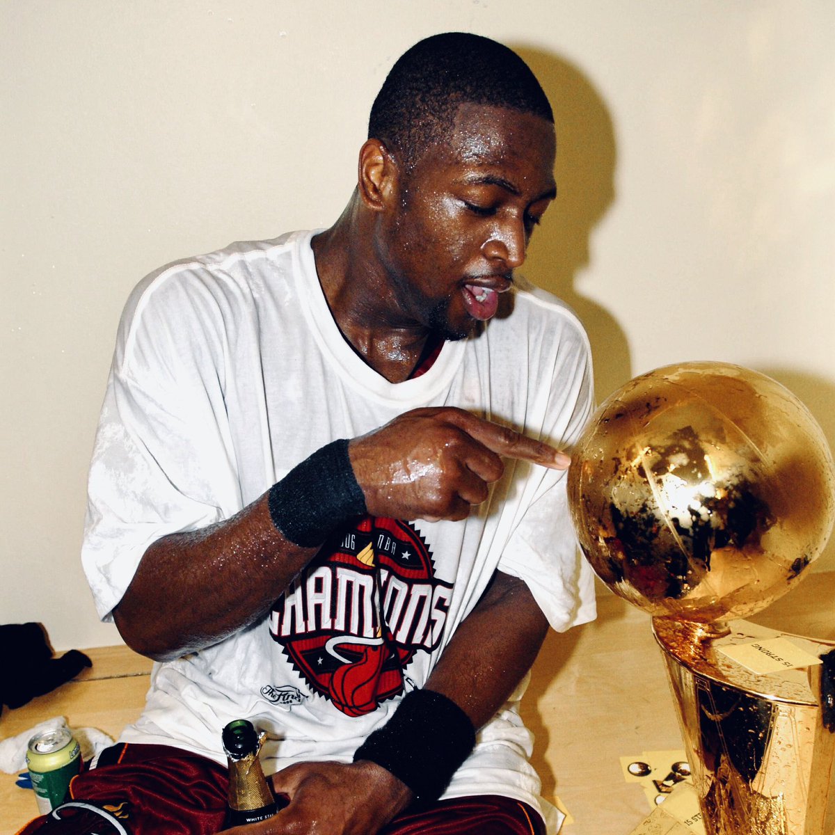 PlaybookSN's tweet photo. Dwyane Wade:

3x NBA Champion
13x NBA All-Star
2006 Bill Russell NBA Finals MVP
2008-09 Scoring Champion
8x All-NBA
NBA 75th Anniversary Team

Hall of Famer https://t.co/zKKZot3iBG