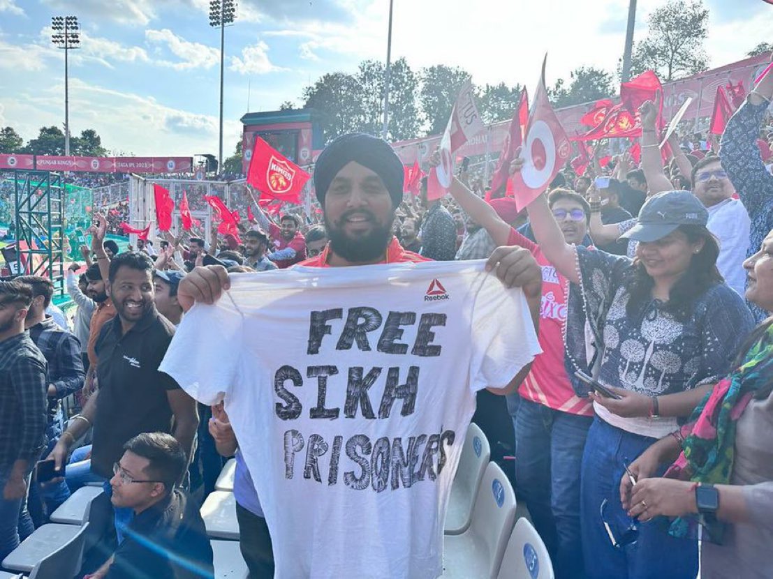 BaazNewsOrg's tweet photo. BREAKING | During an IPL match in Mohali, a Sikh youth raised a t-shirt with "Free Sikh Prisoners" written on it.  Punjab Police detained the man, raising further concerns on the crackdown of Sikh advocacy, and the suppression of civil liberties in Punjab. https://t.co/iPUo2MdLCZ