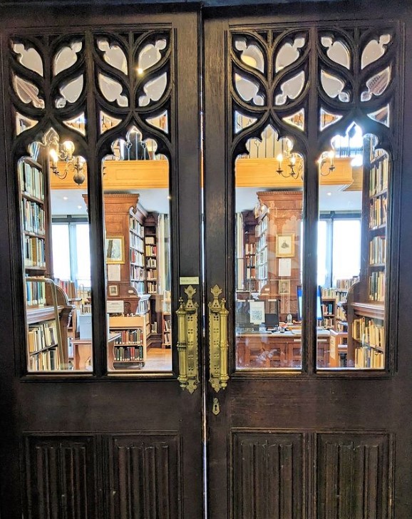 HMCOxford's tweet photo. Our Library doors are so pretty!π #LibraryTwitter #weekendphoto https://t.co/wSd4UeurV0