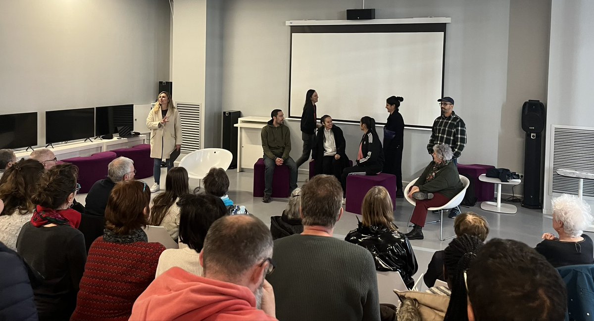 3asseh's tweet photo. Rencontre avec une partie de l’équipe du documentaire « On a toujours dit Place centrale ». Un film de Karim Bouheudjeur et Sophie-Manijeh Razavi produit par @Cafeprod44. Superbe film racontant l’histoire du quartier Bellevue / Mendès-France et dans une certaine mesure de la France de l’après-guerre au travers de l’urbanisme et surtout des vies qui s’y sont déployées.

Après l’avant première au Pathé Atlantis en novembre 2022, des projections au Concorde pour des élèves de collèges et lycées puis aujourd’hui 3 séances à la médiathèque Lisa Bresner, prochaine étape (à ne rater sous aucun prétexte) : le 30 mai au Cinématographe.