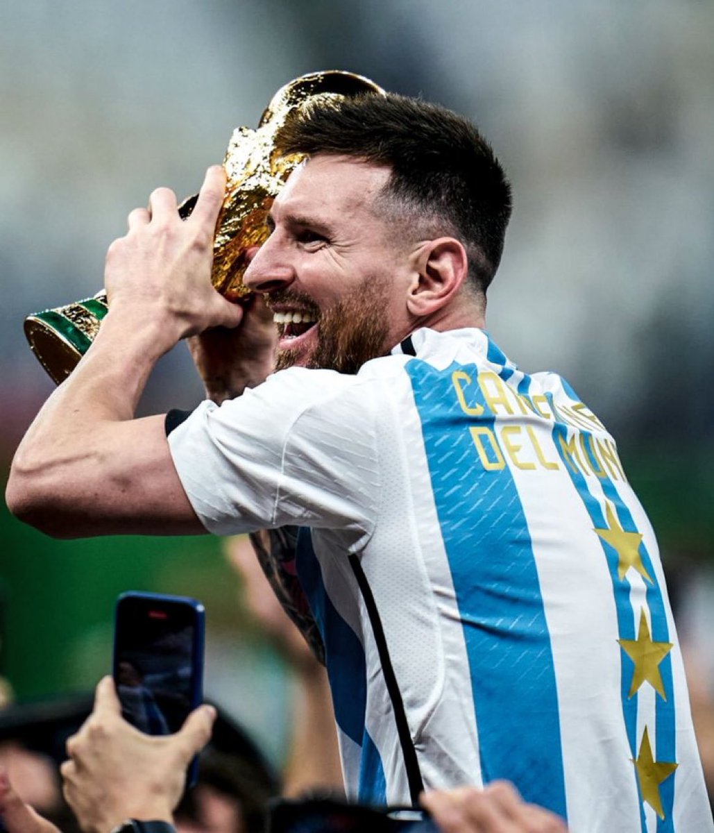 🇺🇾 Mejor año de Luis Suárez - 78 G/A.
🇵🇱 Mejor año de Lewandowski - 80 G/A.
🇧🇷 Mejor año de Neymar - 83 G/A.
🇵🇹 Mejor año de Cristiano Ronaldo 84 G/A.
🇦🇷 Tercer mejor año de Messi 90 G/A.
🇦🇷 Segundo mejor año de Messi 95 G/A.
🇦🇷 Mejor año de Messi 113 G/A.

Un extraterrestre. 👽
