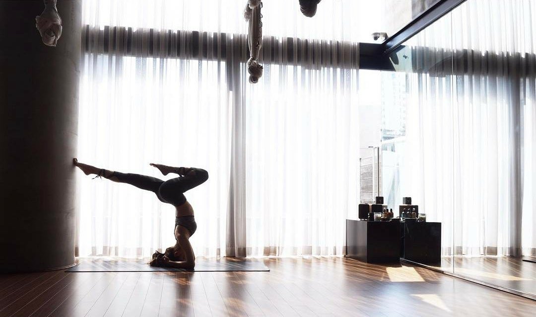 backtopinked's tweet photo. [IG] Jennie 6 years ago !

“#BLACKPINK #JENNIE #FLYINGYOGA #ITSCALED #HOLLOWBACK #Everyone #Imissyou #Niniisdoing #yoga

stay positive stay good stay healthy ✨” https://t.co/y4B028BnDM