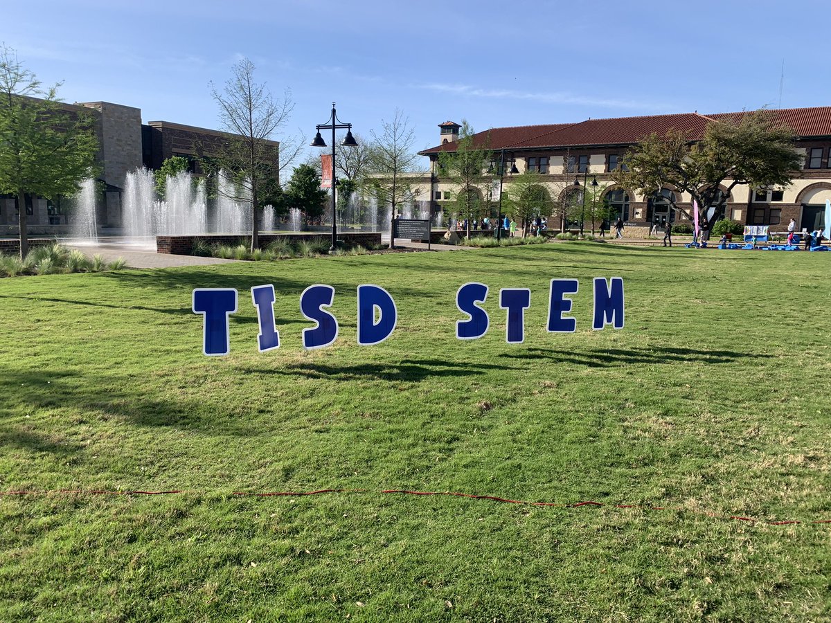 TISDLibraries's tweet photo. I saw just one Bearcat at this district STEM event !!!! It was so good!!! Over 20 different stations, all free, beautiful weather and free prizes!!! #tisdstem https://t.co/mmskp9Oa3z