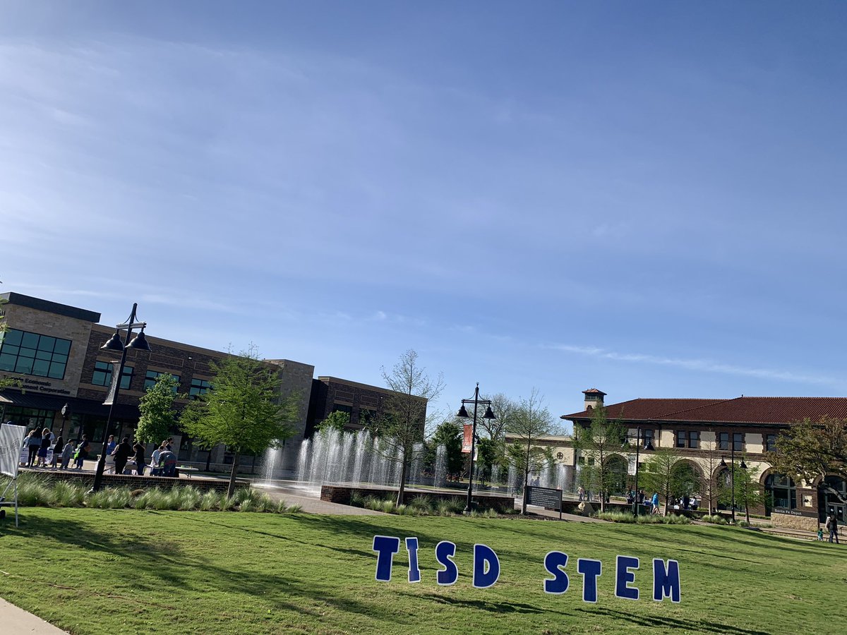TISDLibraries's tweet photo. I saw just one Bearcat at this district STEM event !!!! It was so good!!! Over 20 different stations, all free, beautiful weather and free prizes!!! #tisdstem https://t.co/mmskp9Oa3z