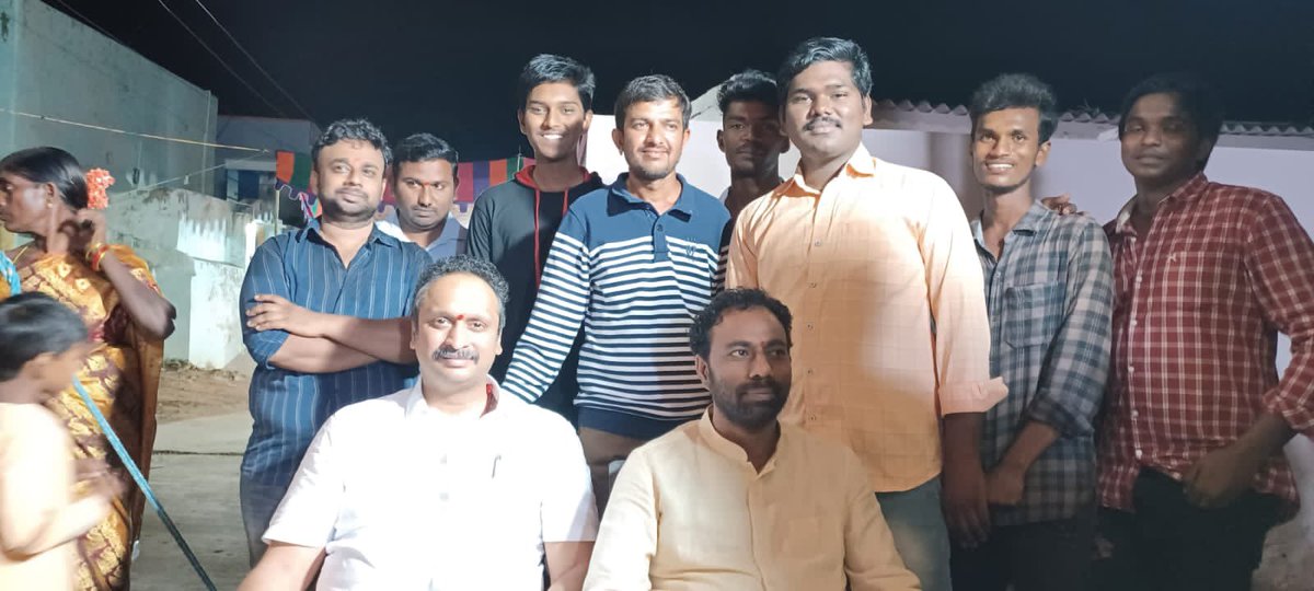 SaiLokeshKumar1's tweet image. ఈ రోజు #rajampet మండలం మందపల్లి గ్రామంలో శ్రీ సీతారాముల కల్యాణ మహోత్సవం వేడుకలలో  పాల్గోనడం జరిగినది.

ఆ పవిత్రమైన కార్యక్రములో స్థానిక ప్రజలు పెద్ద ఎత్తున్న పాల్గొన్ని స్వామిని దర్శించుకుని వారి దివ్య అశీసులు పొందడమైనది.

జై శ్రీ రామ్...  జై జై శ్రీ రామ్...  

#ShriRamNavami