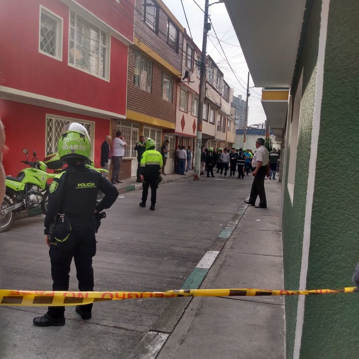#Atención / Un grave caso de intolerancia dejo cinco personas muertas en el barrio la Laguna en Fontibón.

Primeras versiones indican que un hombre de nacionalidad venezolana atacó a su arrendador y a su familia porque este la habría cobrado el arriendo.

#NoticiaEnDesarrollo