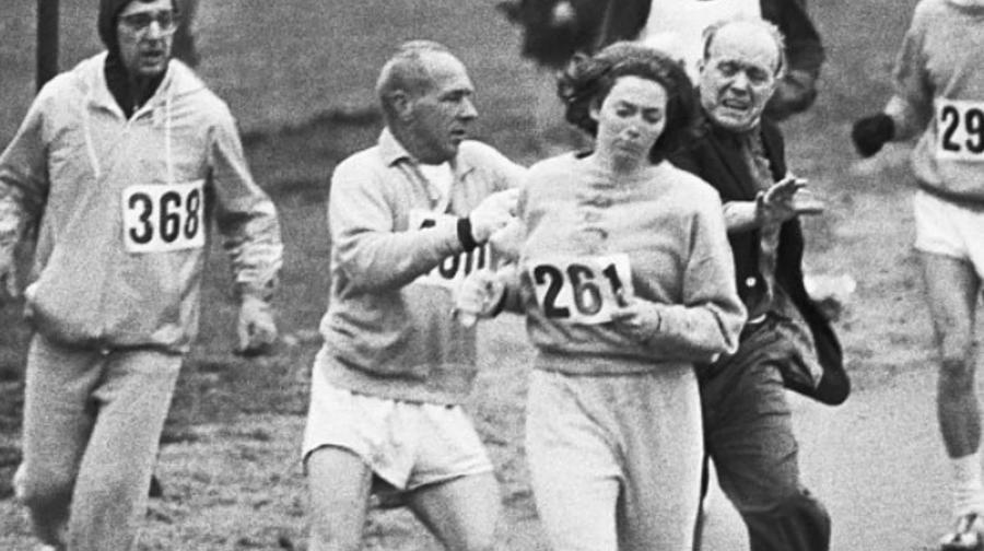 Limportant_fr's tweet photo. Les organisateurs tenteront de l'extraire de la course, en vain: Kathrine Switzer, seule femme lancée sur le marathon de Boston de 1967 https://t.co/4bOXgHbxjf #Sport https://t.co/hE7lvYyUQa