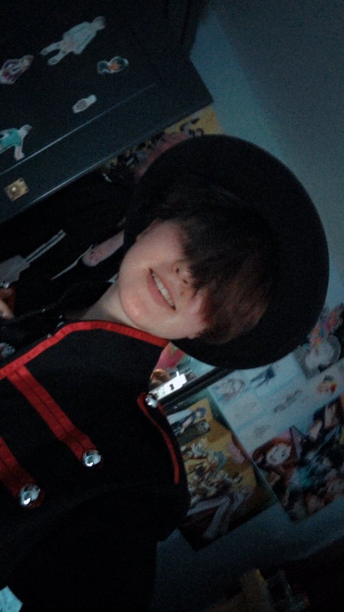 Void__Zer0's tweet photo. Day 5: Festival. Was originally gonna wear a really bright and colourful outfit, but e m o. Also someone has stolen my hat lmao #mcr #emo #ooc #feminineguy https://t.co/J3aTk1zfNL