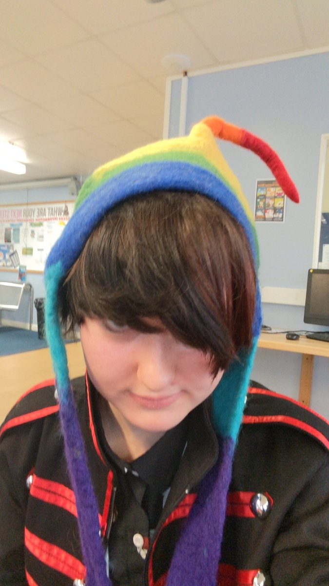 Void__Zer0's tweet photo. Day 5: Festival. Was originally gonna wear a really bright and colourful outfit, but e m o. Also someone has stolen my hat lmao #mcr #emo #ooc #feminineguy https://t.co/J3aTk1zfNL