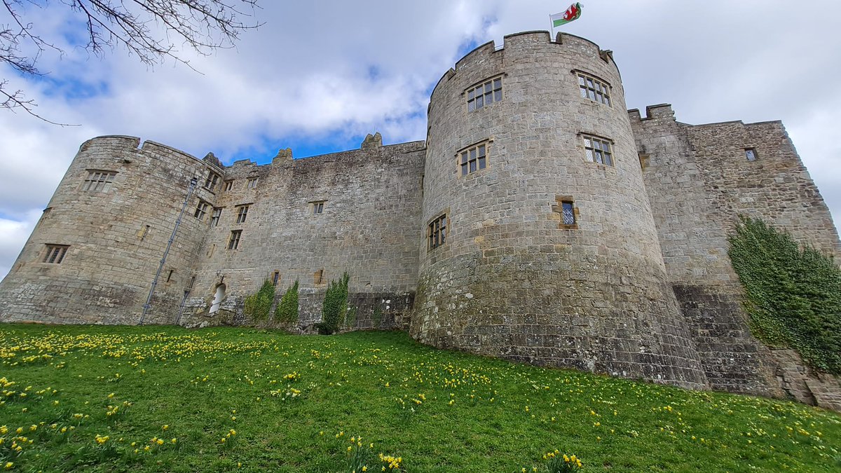 A double castle day is always a good day, even if one of them is up such a huge hill! Castell Dinas Brân and Chirk Castle 🏰