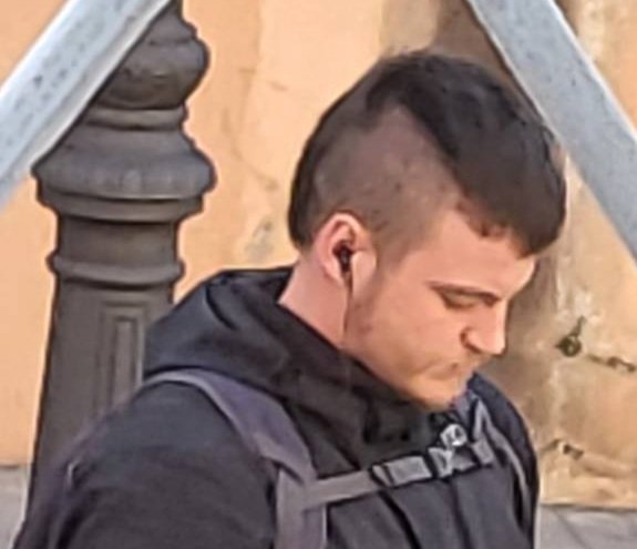 boye_g's tweet photo. ¿Quién será esta persona que se dedica a fotografiar nuestras oficinas y a l@s compañer@s de despacho? https://t.co/R0sJy7XfTy