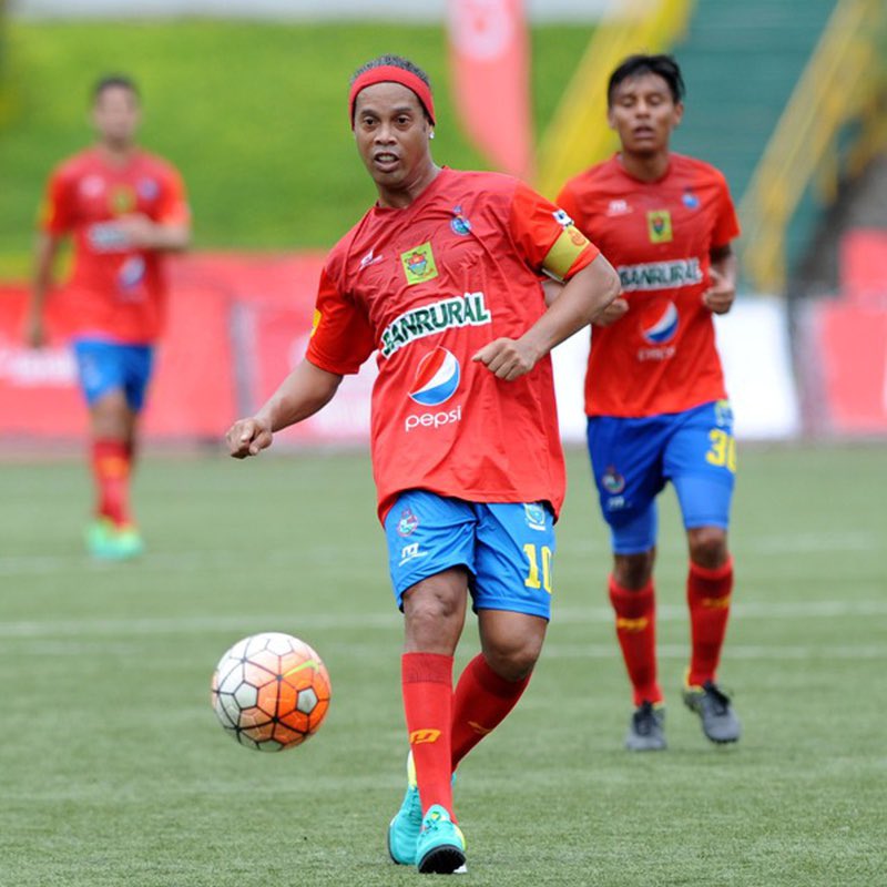 fernandosoto's tweet photo. @433 @10Ronaldinho wearing @Rojos_Municipal https://t.co/984ojwbj3M