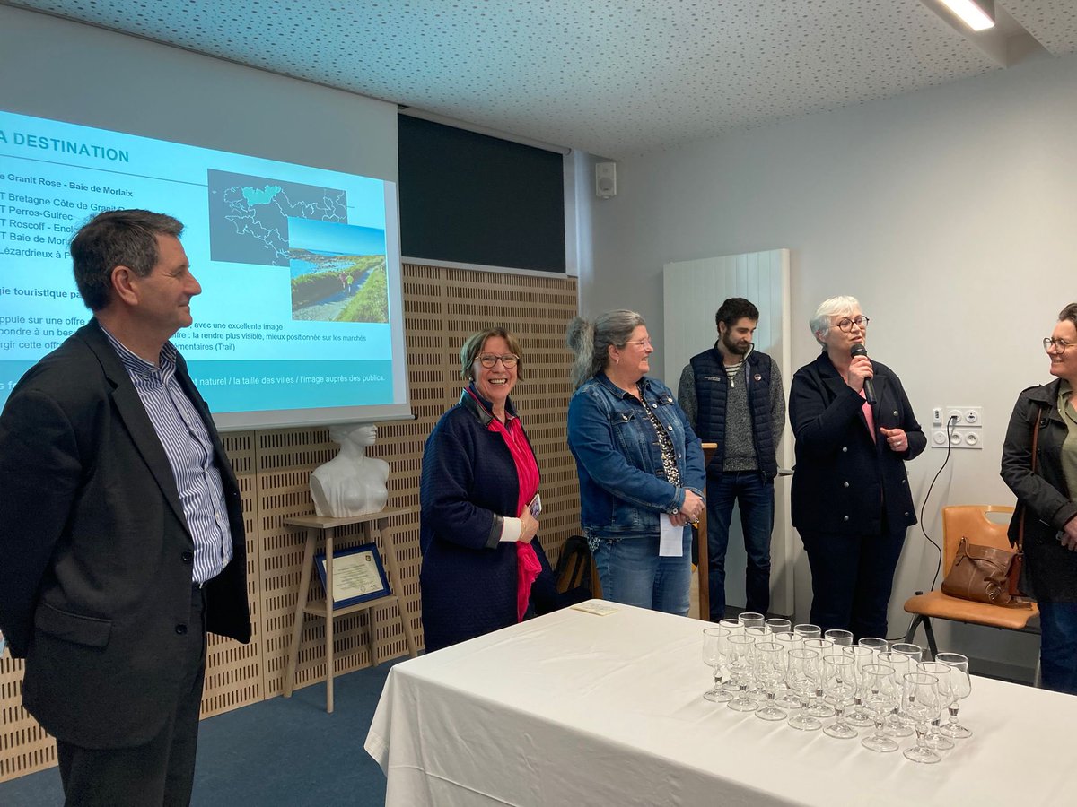 AnnieBRASDENIS's tweet photo. 37 boucles de #trail Destination « Baie de Morlaix/Cotes de Granit Rose » Inauguration en 22  à #Plouaret ce 1/04. Merci aux acteurs de ce projet renforçant l’attractivité touristique en #TregorRural. @OTCGranitRose @regionbretagne @GabyCadiou @PerrosGuirec22 @TourismeMorlaix https://t.co/G0pQvNlSeG
