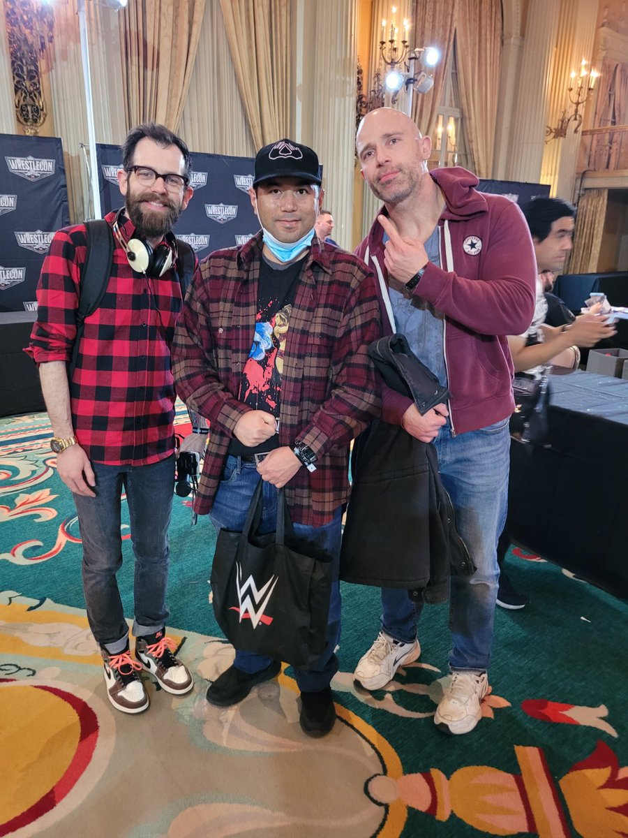 urumanx9's tweet photo. @SimonMiller316 @WhatCultureWWE it was nice meeting u at @wrestlecon can I get an up? #wrestlecon #WrestleMania https://t.co/ErONAOrvPU