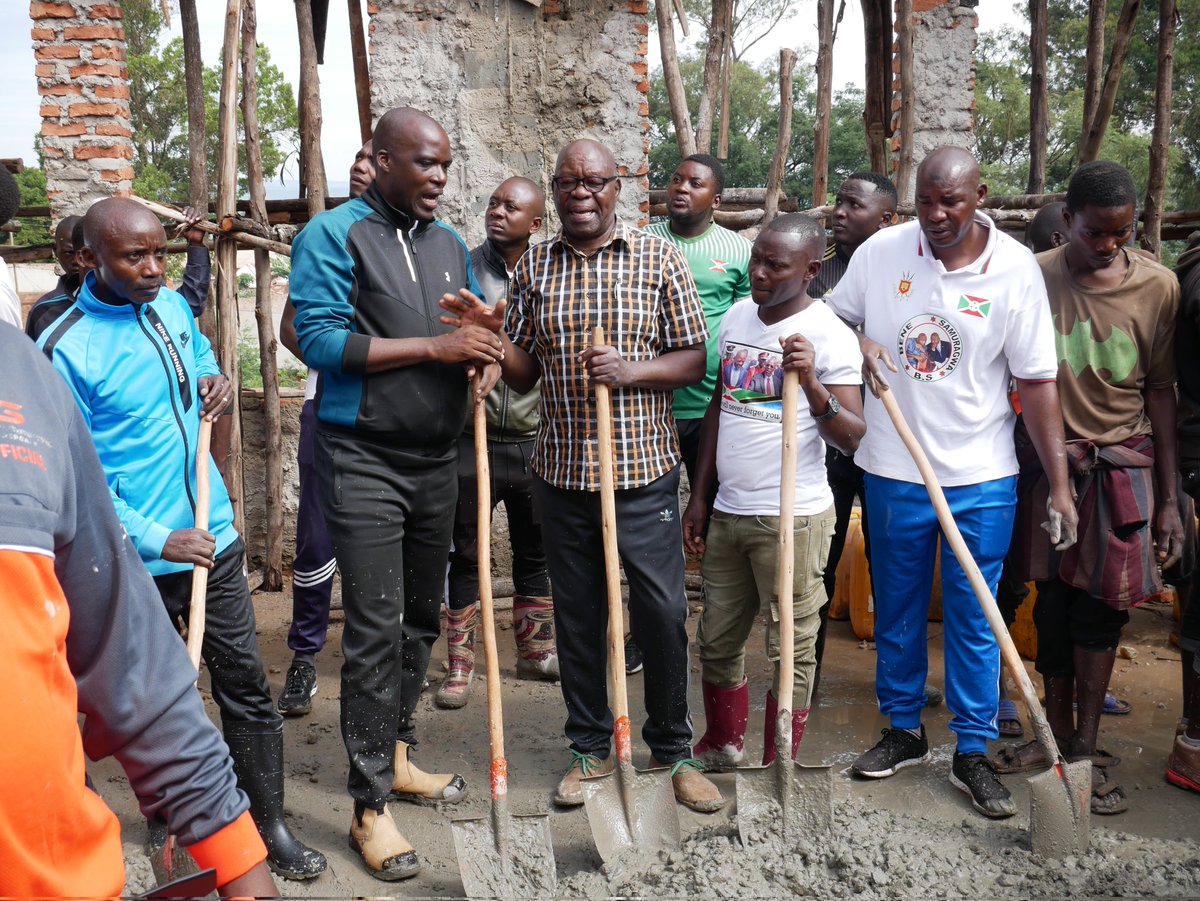RTNBurundi's tweet image. Au cours des travaux communautaires de construction du bureau communal organisés ce samedi en #communeMuyinga, par @CnddFdd, le Président de la #CourConstitutionnelle, @ValentinBAGORIKUNDA, envoyé de @GeneralNeva transmet le message du Président à la population présente