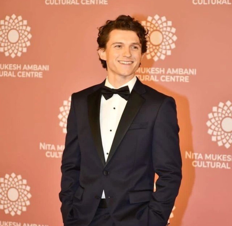 parece até trote de 1º de abril mas é MIMO NOVO DO TOM HOLLAND!!!!!!
