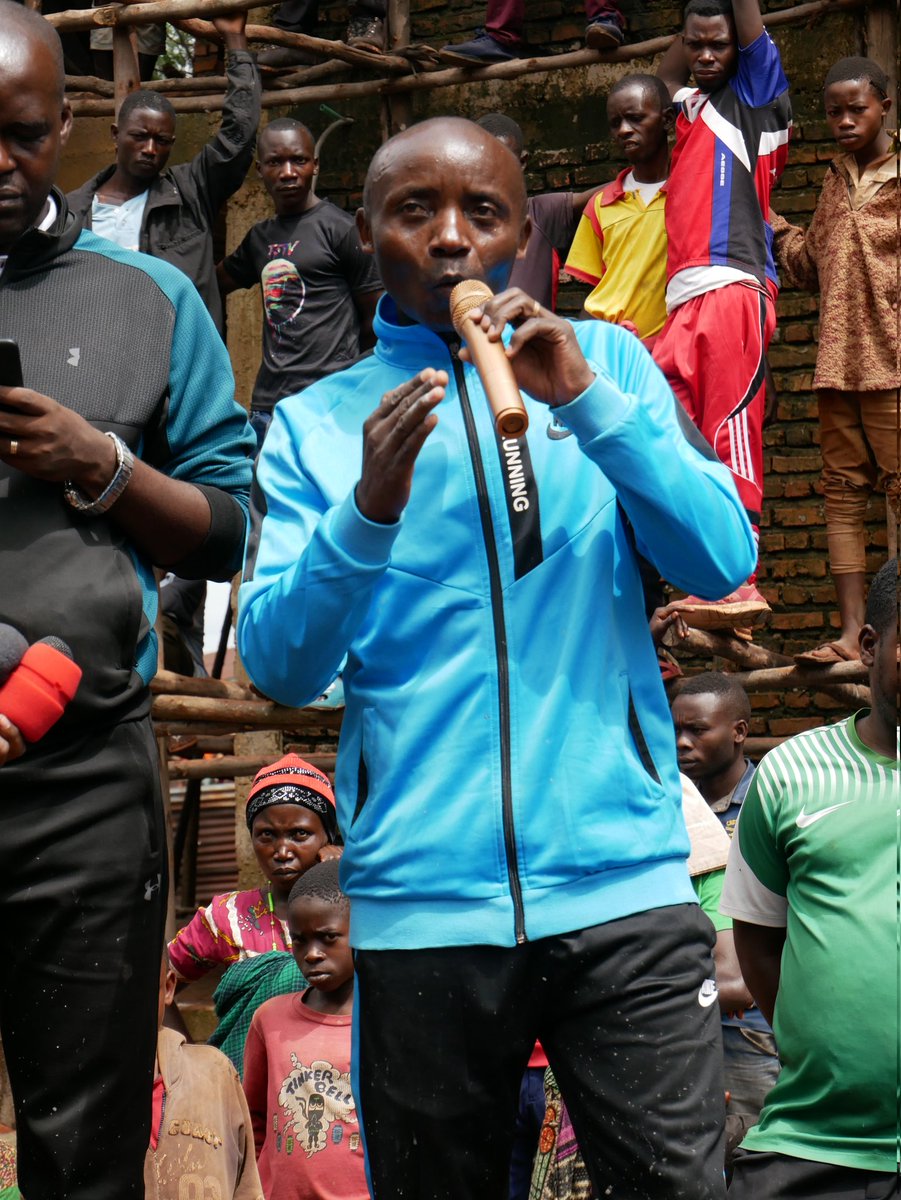 RTNBurundi's tweet image. Au cours des travaux communautaires de construction du bureau communal organisés ce samedi en #communeMuyinga, par @CnddFdd, le Président de la #CourConstitutionnelle, @ValentinBAGORIKUNDA, envoyé de @GeneralNeva transmet le message du Président à la population présente