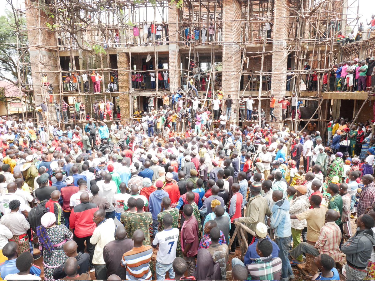 RTNBurundi's tweet image. Au cours des travaux communautaires de construction du bureau communal organisés ce samedi en #communeMuyinga, par @CnddFdd, le Président de la #CourConstitutionnelle, @ValentinBAGORIKUNDA, envoyé de @GeneralNeva transmet le message du Président à la population présente