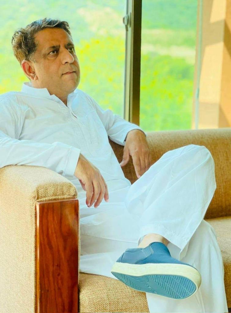 hariskhalid57's tweet photo. This type of men are rare. He always kept preaching about love and harmony. He befreinded everyone. Do not mess with the patriots like him.
#justiceforamirjalal https://t.co/Ljyx6YqpNo