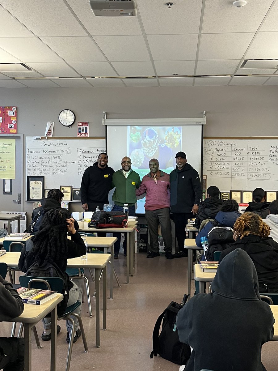 TheJreamFound's tweet image. The Financial Health courses presented at Dorsey High School had an amazing turnout! We would like to thank everyone who took the time out to participate in this event. Again, thank you to Chase Bank for collaborating with us on bringing financial courses to our community