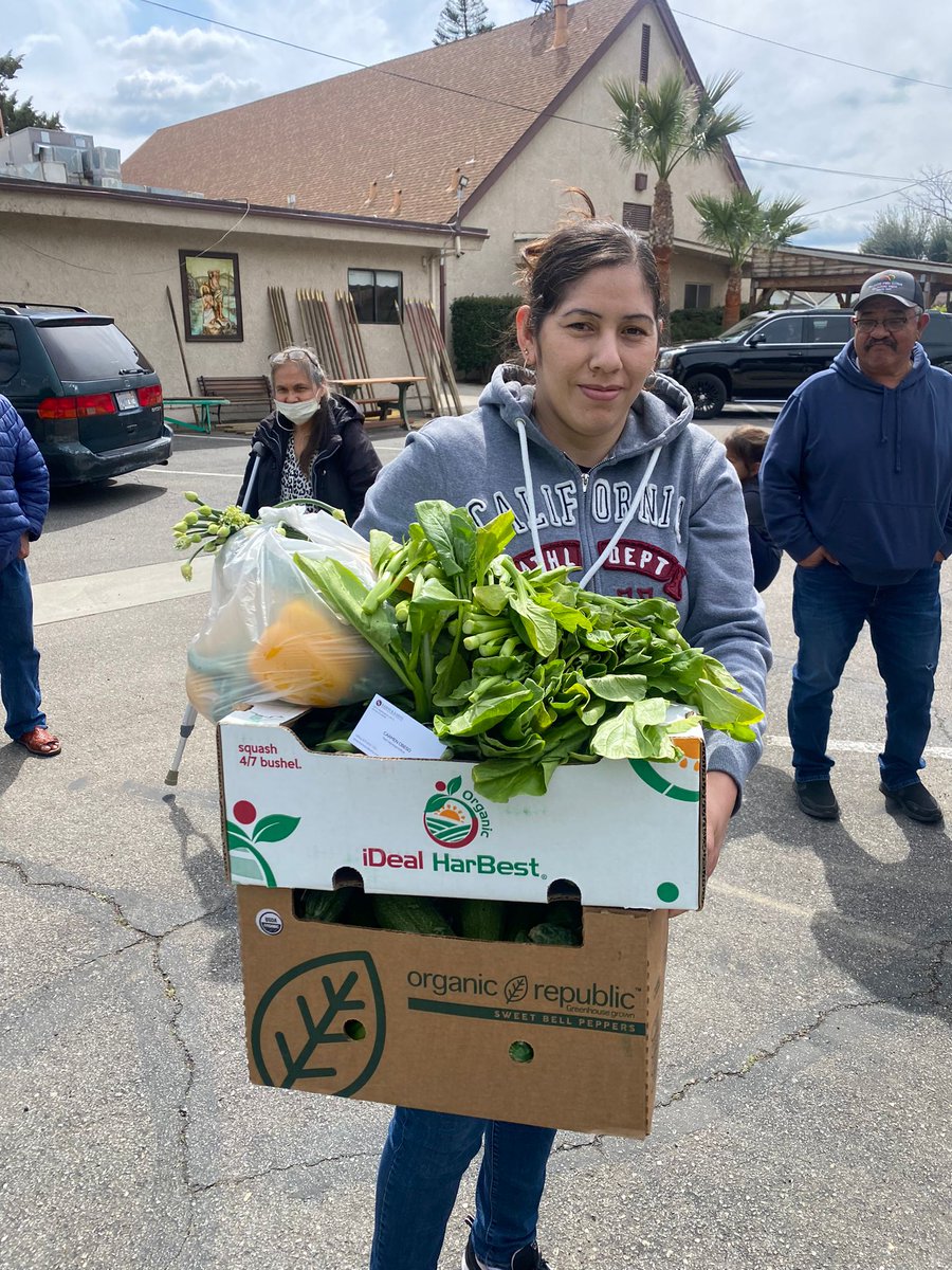 UFWupdates's tweet photo. Rain had a devastating effect on workers in Ventura Co., CA. Yesterday, on #CesarChavezDay, the UFWs farmworker led De "Campesinxs a Campesinxs" coalition's food distribution served 300+ families in Piru CA. Most were lemon workers-both from the fields &amp; packing houses #WeFeedYou https://t.co/2AxOnOQUSm