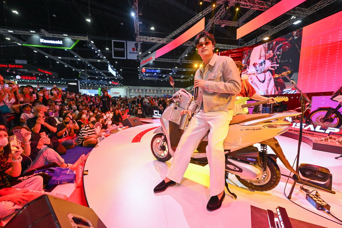 STARSOCIETY_TH's tweet photo. Honda Lead125 จัดให้แบบไม่ยั้ง กับมินิคอนเสิร์ต “นนท์ ธนนท์” เเบบ Exclusive ขั้นสุด! แจกของจาก U-Box ถึงมือแฟนคลับ จนบูธรถจักรยานยนต์ฮอนด้าแทบแตก! https://t.co/nLlUyu0Giy 
#AllNewLead125 #MotorShow2023
#ThaiHonda #WhatStopsYou #รถจักรยานยนต์ฮอนด้า
#NONTTANONT https://t.co/p1nqsMsnsn