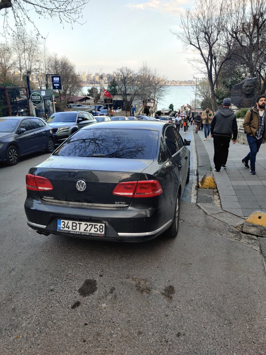 cnkakb's tweet photo. Adama diyorum ki bisiklet yoluna park etmişsiniz bana ukala ukala park yerleri dolu napayım diyor.

Böyle bir argümanla komik oluyorsunuz diyorum sizinle tartışamayacağım, muhatabım değilsiniz diyor.

Muhatabın benim ulan başka kim olacak. https://t.co/5RKUZGvLrp
