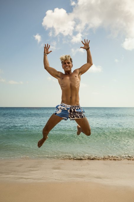 Go follow my new instagram profile:  https://t.co/q0dqLXwkL8 🥰🤗😘  Enjoy my delicious sandwich made of: 🥓Backstage