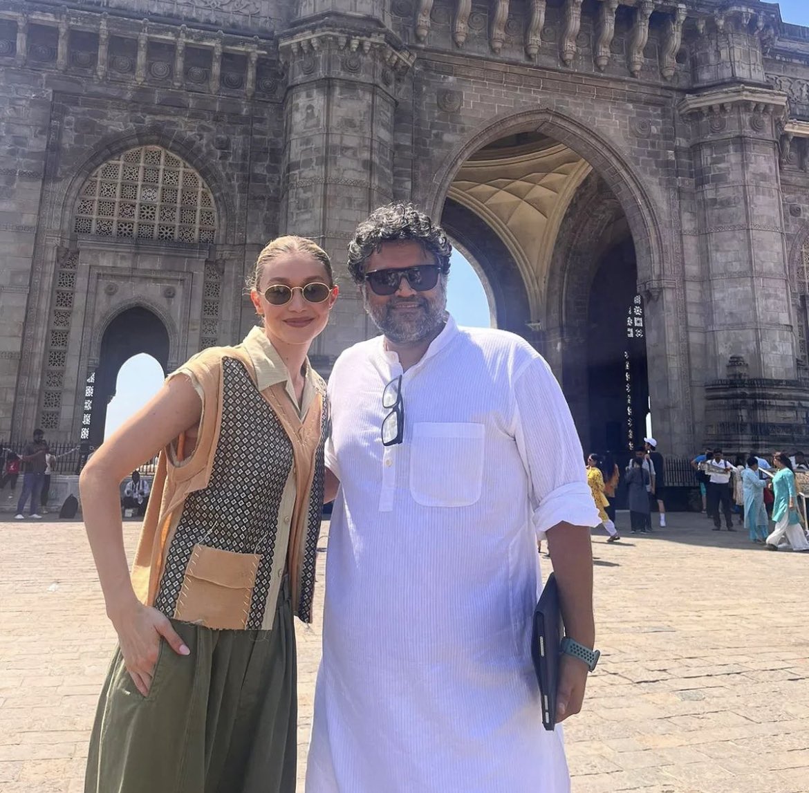 Gigi Hadid News on Twitter: "Gigi Hadid with a fan in Mumbai, India."