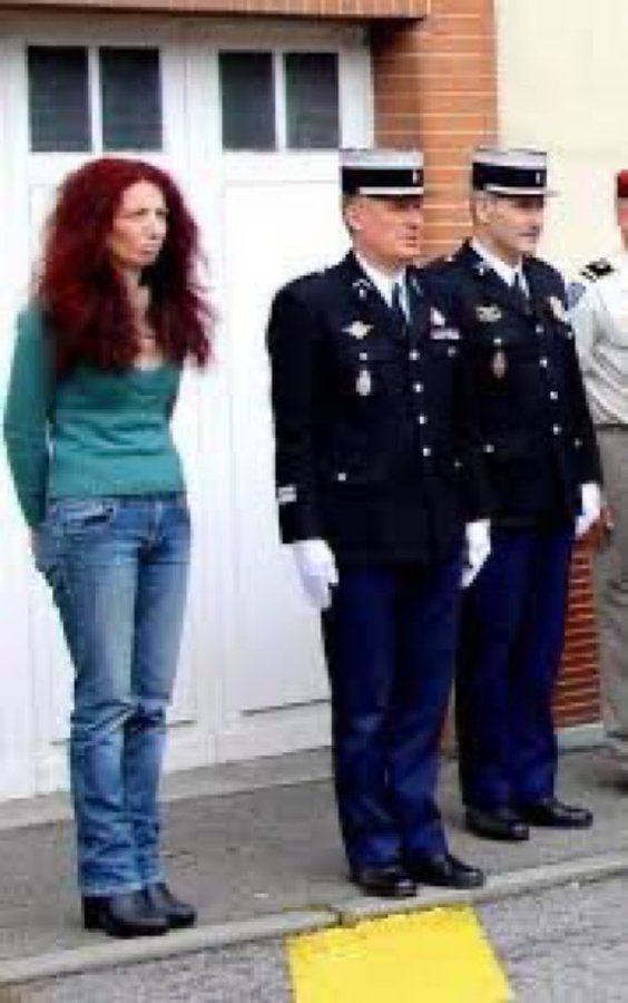 Etrange’tout de même
Cette nupienne,qui se présente  demain à la députation, n’a pas jugé bon,pour cette cérémonie, de revêtir son écharpe tricolore, ainsi qu’une tenue convenable.
Moi,je suis approximativement comme ça  quand je pose du papier peint ou quand je sors la poubelle