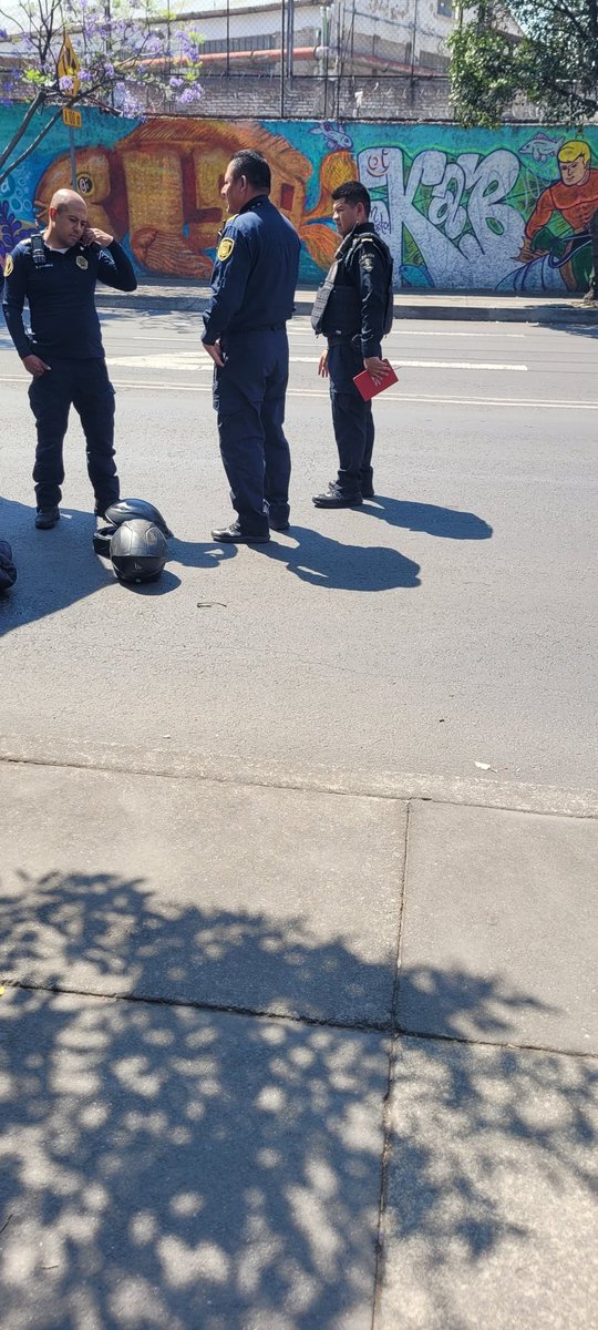 mauro_santa's tweet photo. La vida del muchacho dueño de este casco o sus funciones vitales están en riesgo https://t.co/ZesLUFMGE2