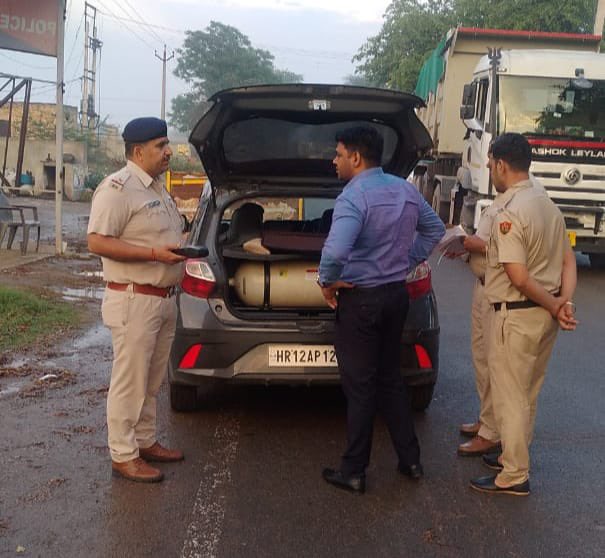 #रोहतक पुलिस द्वारा अलग अलग स्थानों पर नाकाबंदी करके वाहनों की जांच कर रही है। #संदिग्ध व्यक्ति व वाहनों की गहनता से जांच की जा रही है। 
#सभी प्रभारी थाना द्वारा स्वयं अपने अपने एरिया में पेट्रोलिंग की जा रही है तथा नाकाबंदी को भी चेक किया जा रहा है। 
<a href="/cmohry/">CMO Haryana</a> <a href="/udai_meena/">Udai Singh Meena, IPS</a>