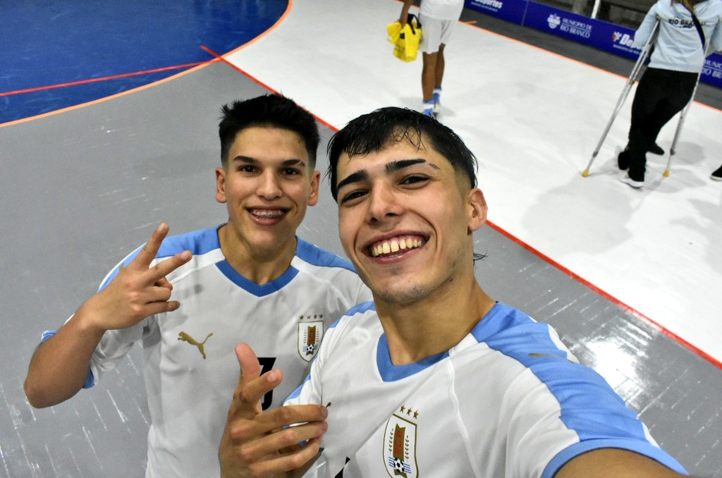 Guille263's tweet photo. #Selección | #Sub20 
.
🤳 Cuando los pibes🇺🇾 te agarran el celular 😂🤭
.
@Luis_Olivera8 @Teo_433 
.
#VamosCelestes https://t.co/kaRFbR4SWK
