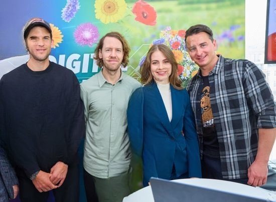 ocsebvettel's tweet photo. Seb yesterday at #BioBienenApfel 🐝 Event in Vienna 💚🥰
#Vettel #BeeaHero #SV5 #BeePart https://t.co/2PgWLST426