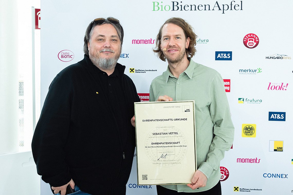 ocsebvettel's tweet photo. Seb yesterday at #BioBienenApfel 🐝 Event in Vienna 💚🥰
#Vettel #BeeaHero #SV5 #BeePart https://t.co/2PgWLST426