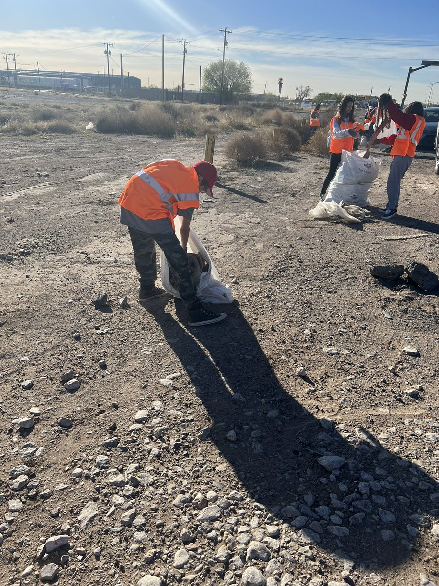 SSMS_AlvarezE's tweet photo. How our Saturday morning started, went and ended!!! Awesome #Warriors #AVID #STUCO participated in #Adoptahighway. Our students are always up to something great! Thank @iserra01_ssms!  @SSanchez_MS @JGOMEZ_SSMS @ACarroll_SSMS https://t.co/NWNWXCm4Nx