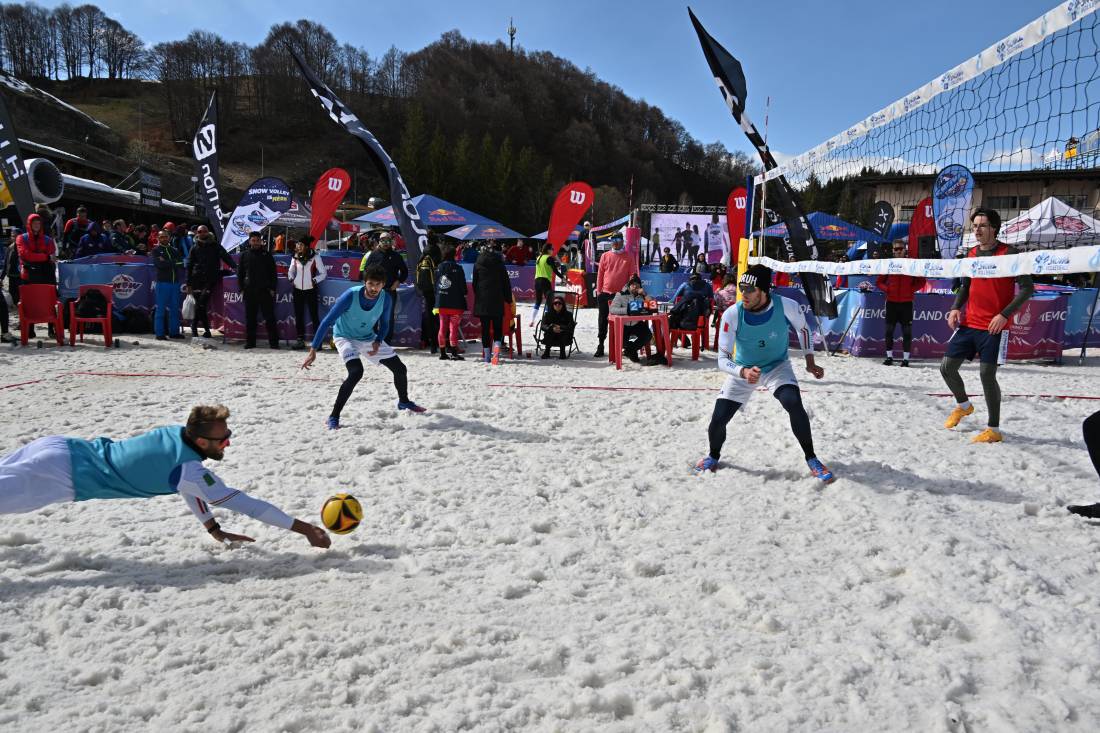 Federvolley's tweet photo. 🇮🇹Finali Campionato Italiano di #SnowVolley ❄️
A Prato Nevoso definito il quadro delle squadre semifinaliste 🙌🙌
➡️La news: https://t.co/K6CfOG5TQ1
📸La gallery: https://t.co/INlWoLCX7F
#ItaSnowVolley | @SnowVolleyit https://t.co/yZl0MBQCwg