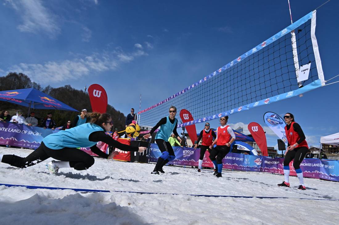 Federvolley's tweet photo. 🇮🇹Finali Campionato Italiano di #SnowVolley ❄️
A Prato Nevoso definito il quadro delle squadre semifinaliste 🙌🙌
➡️La news: https://t.co/K6CfOG5TQ1
📸La gallery: https://t.co/INlWoLCX7F
#ItaSnowVolley | @SnowVolleyit https://t.co/yZl0MBQCwg