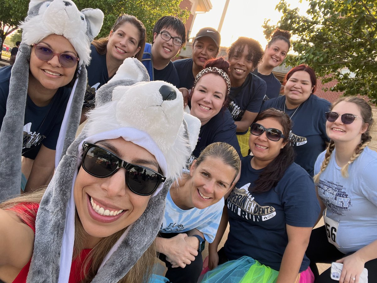 MrsCruzWilliam1's tweet photo. With Dr. Henry @SuptMarkHenry, along with Ms. Aponte @mrs_agarza @mssegura3rd @MMichelle425 @MrVtoe @MrsGSalazar representing @CFISDHolmsley at the #CFISDFunRun supporting @theCFEF Husky Pride!!! https://t.co/NC1WKlgag1